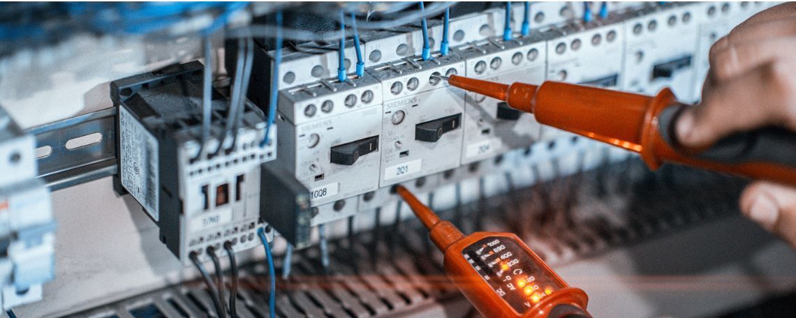 Auszubildende zum Elektroniker* für Betriebstechnik, 1. Bild